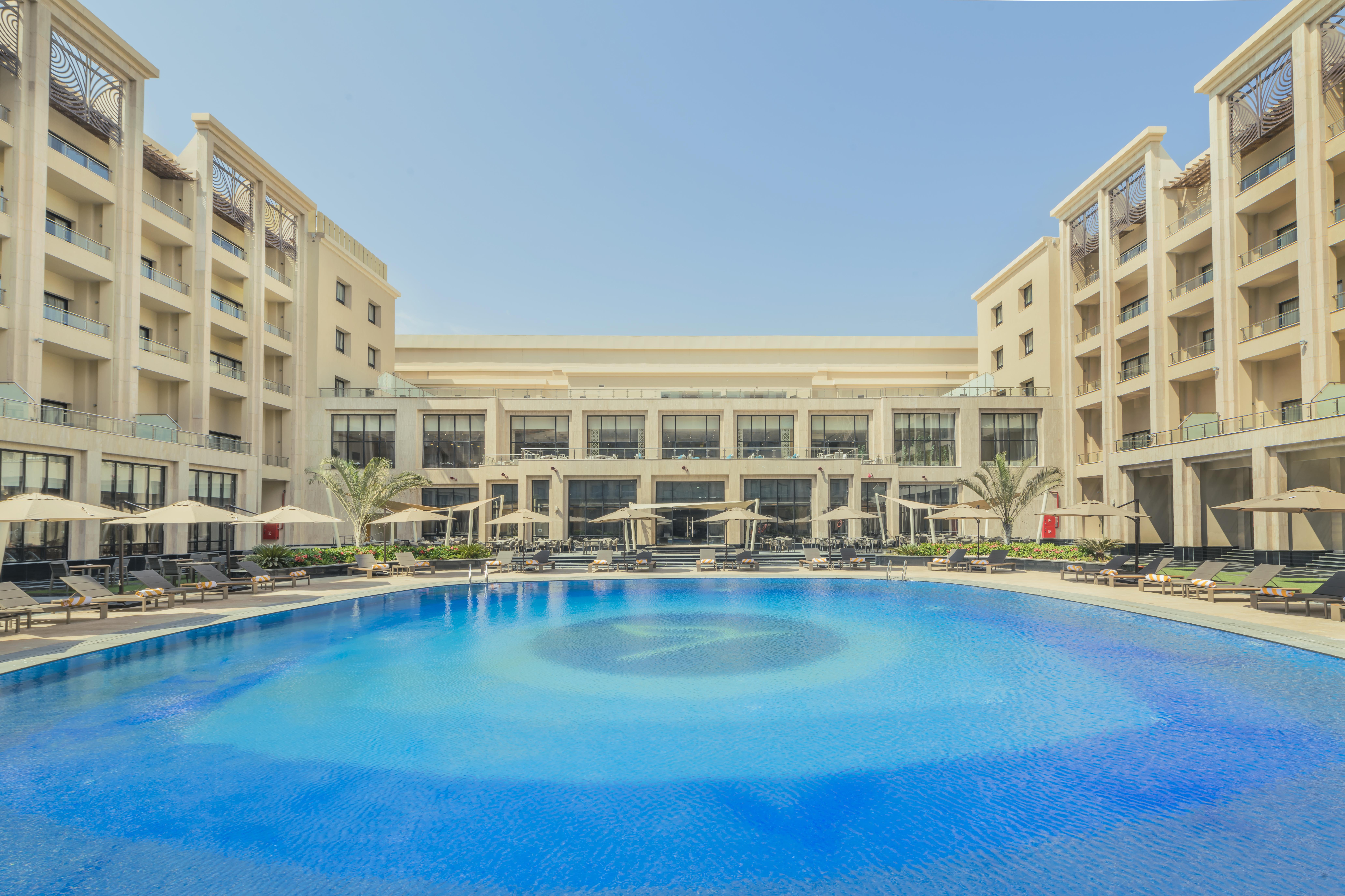 Triumph Luxury Hotel Каир Экстерьер фото The swimming pool at the hotel